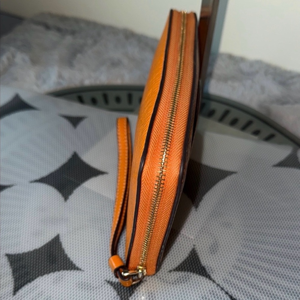 ✨💎EUC💎✨COACH PEBBLED LEATHER LARGE WRISTLET! - Picture 2 of 10